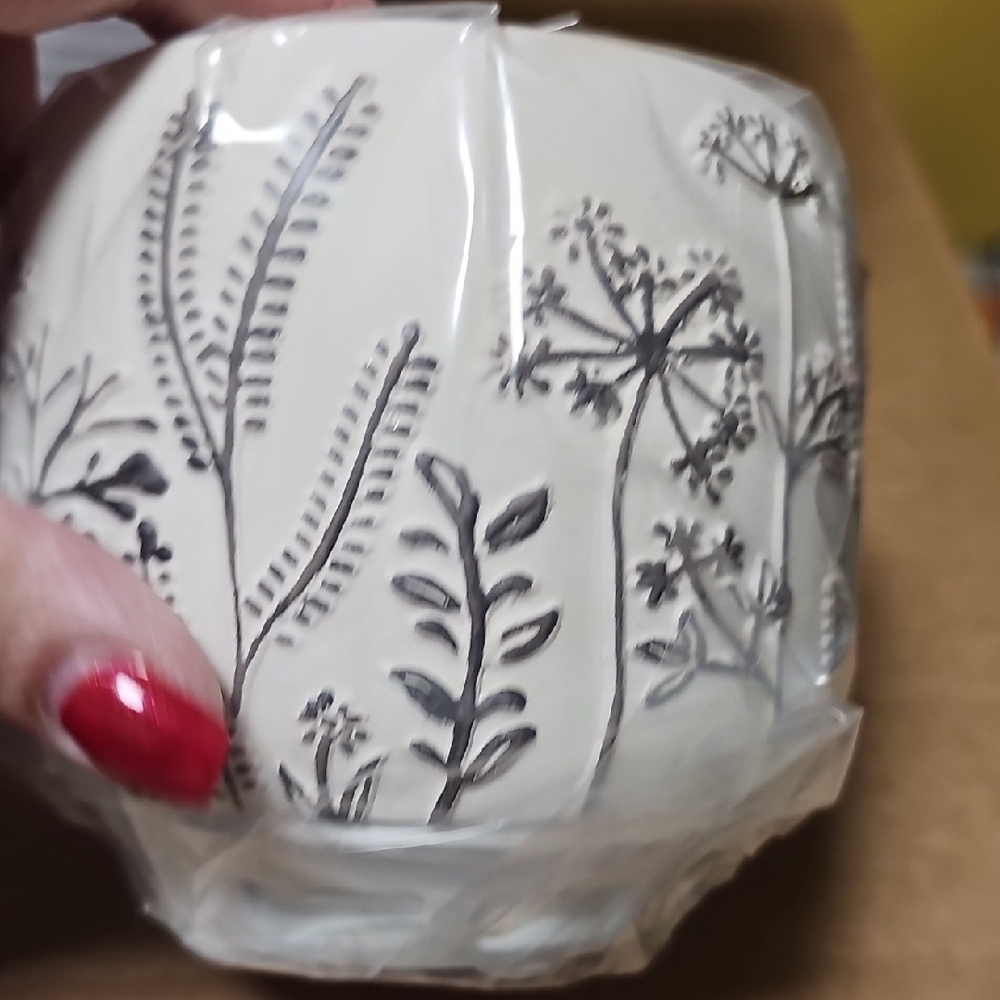 Floral Patterned Cream Scentsy Table Top Diffuser With Pods